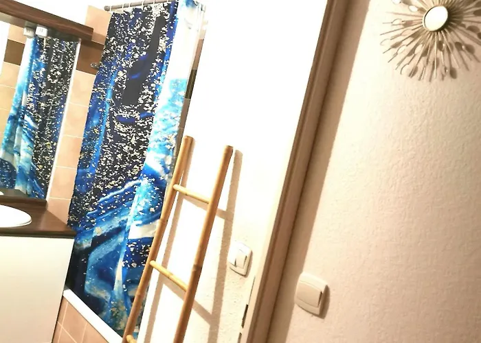 Carré De Détente Jacuzzi Jardin Piscine T3 Parking *